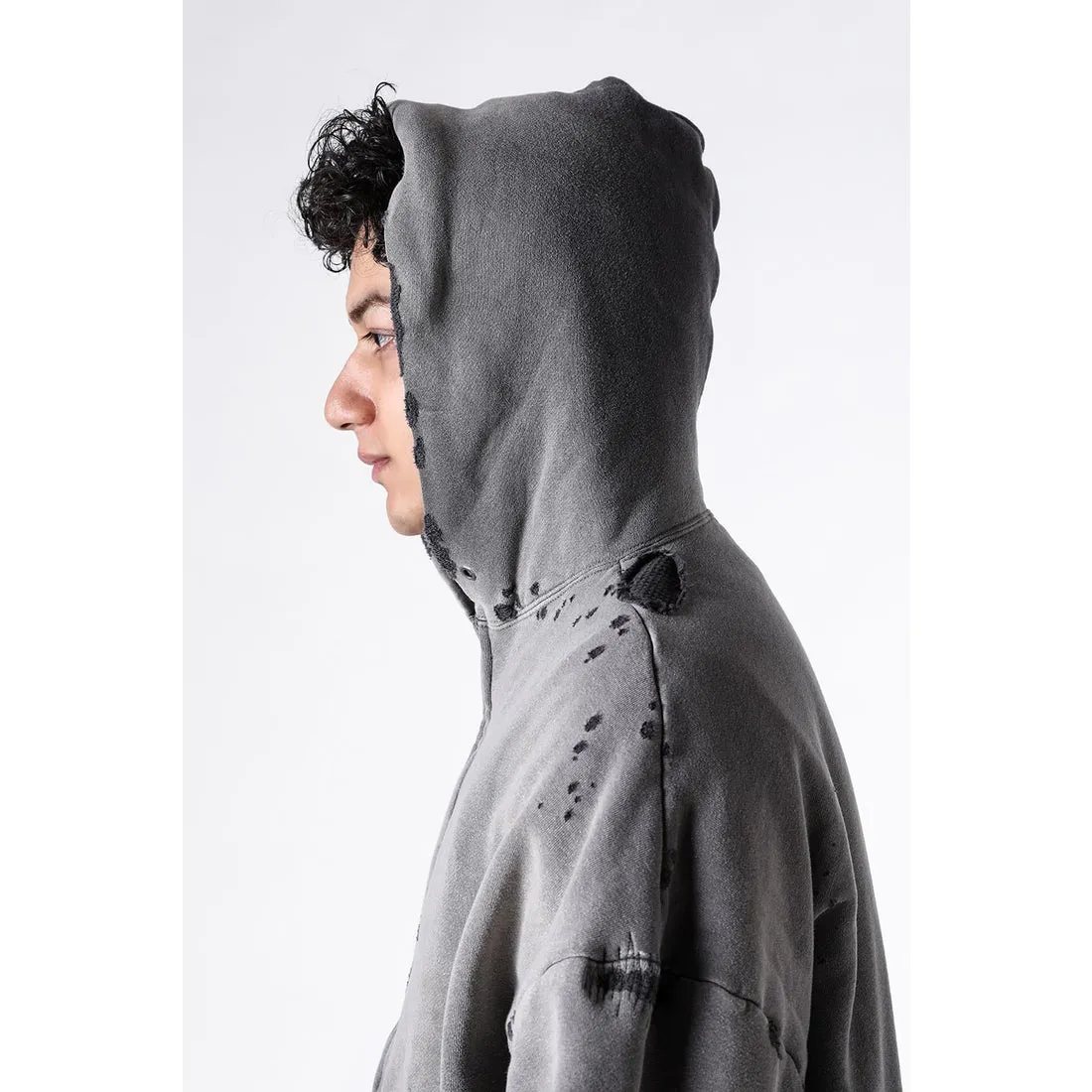 SAINT Mxxxxxx DBL FACE ZIP UP HOODIE/CHARCOAL Double-layer destroyed waffle zipper jacket, washed black S-XL, a style that has been used in the summer. After continuous fine polishing, it has finally been shipped. The finished product is simply a work of art. Super heavy washing to make the weather look old. Multiple water fades. Excessive manual wormhole damage processing. Deconstruction and reorganization embroidery technology. Custom-made zipper with LOGO. The color details of the zipper webbing are also correct. Original grade fruit main label and wash water label. Top purchasing grade. A layer of waffle fabric is added to the inner lining to make the overall texture stronger and increase the comfort and warmth of the wearer.